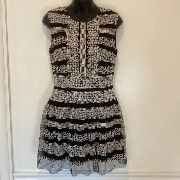 BCBGMaxAzria Dresses & Skirts - BCBGMAXAZRIA Black White Sleeveless Minidress Size 4